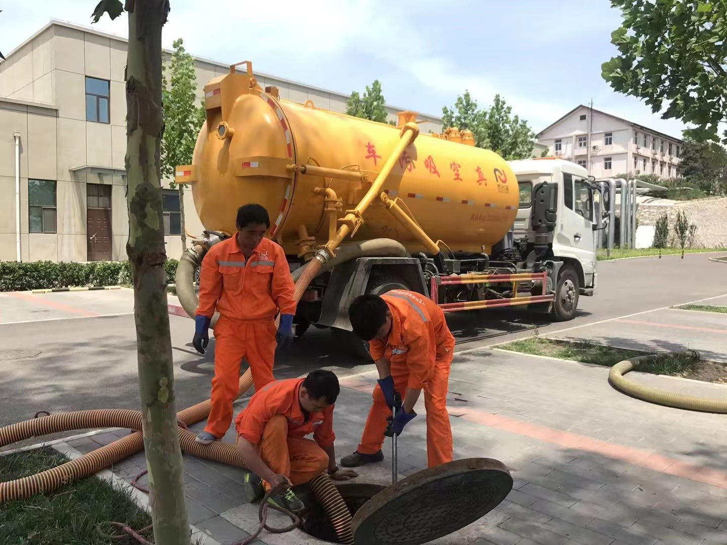 清河管道疏通车停在窨井附近