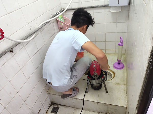 清河管道堵塞冒臭气 专业师傅现场解决问题